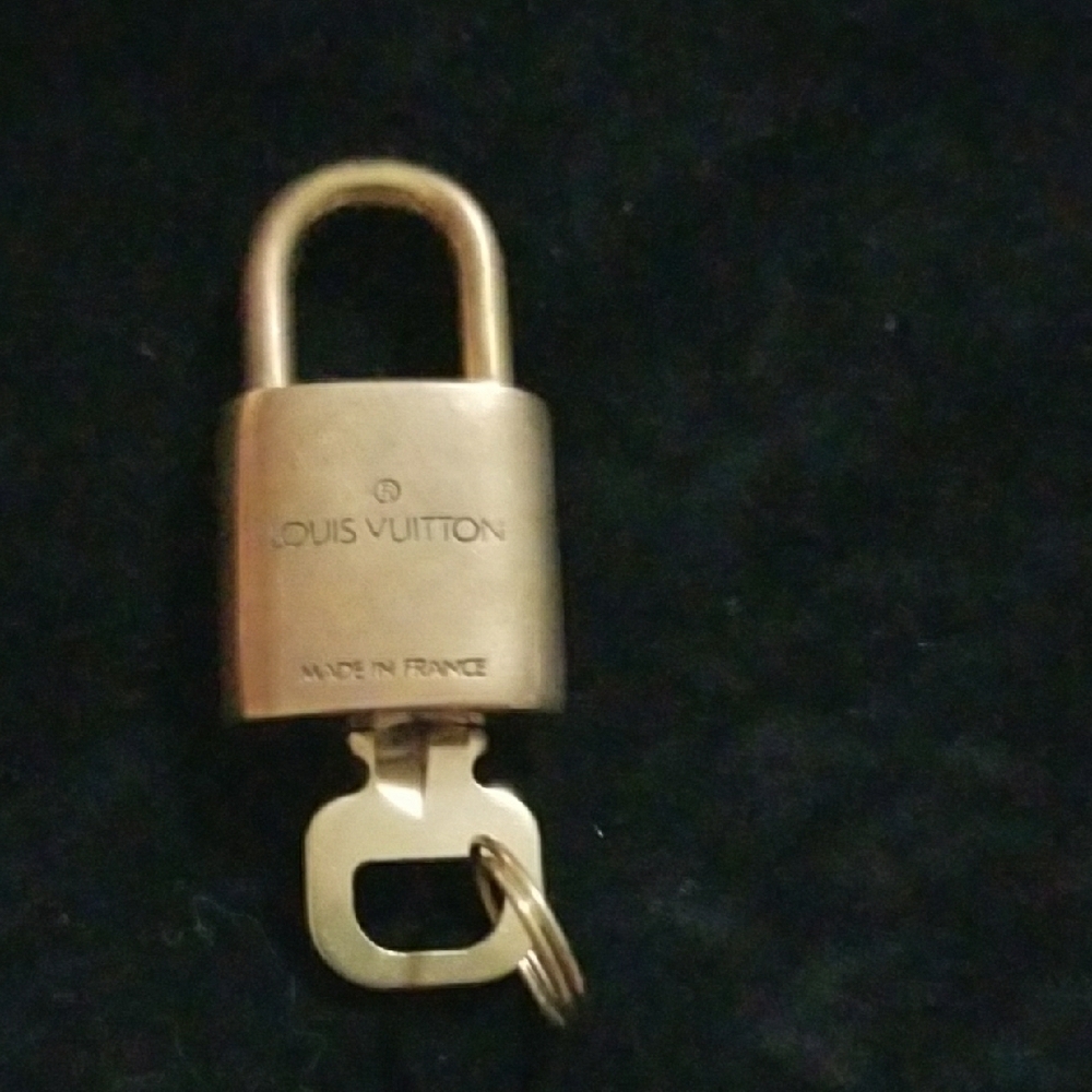 Gold Padlock with Key - Picture 2 of 4